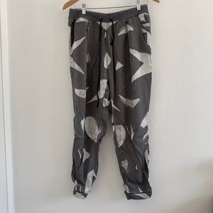 Lululemon grey and white detailed jogger pant!